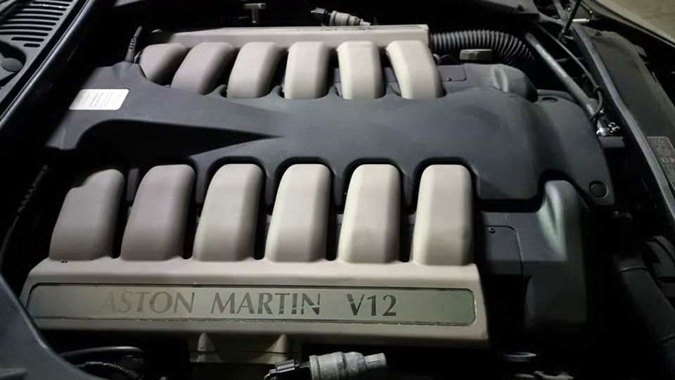 Пылится на подземном паркинге: в Киеве обнаружен заброшенный спорткар Aston Martin